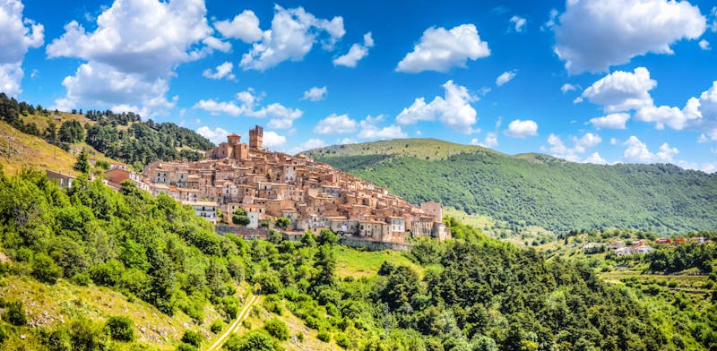 Schitterend zicht op het dorp Castel del Monte